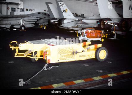Auf dem Hangardeck des nuklearbetriebenen Flugzeugträgers USS ABRAHAM LINCOLN (CVN-72) befindet sich ein SD-1D-Spürhund. Land: Karibik Stockfoto