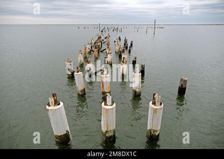 Eine Reihe verlassener Pier-Pfeiler in der Nähe des Cape Henlopen Angelpiers in Delaware. Stockfoto