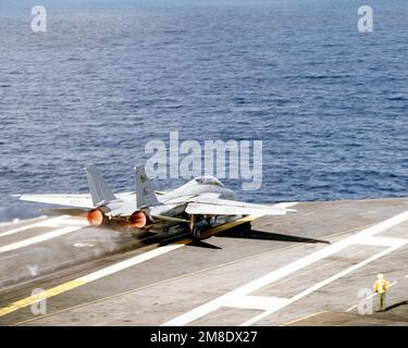 Ein Kampfgeschwader 114 (VF-114) F-14A Tomcat wird vom Katapult Nr. 3 auf dem Cockpit des nuklearbetriebenen Flugzeugträgers USS ABRAHAM LINCOLN (CVN-72) gestartet. Land: Karibik Stockfoto