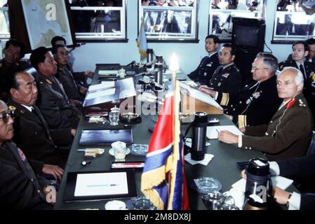 Konteradmiral Larry G. Vogt, Mitte-Rechts, und andere hochrangige Mitglieder des Kommandos der Vereinten Nationen stehen während der Sitzung der Militärischen Waffenstillstandskommission 458. an den Verhandlungstischen ihren nordkoreanischen Amtskollegen gegenüber. Das Treffen findet im Gemeinsamen Sicherheitsraum zwischen Nordkorea und Südkorea statt. Basis: Panmunjom Staat: Entmilitarisierte Zone Land: Korea Stockfoto