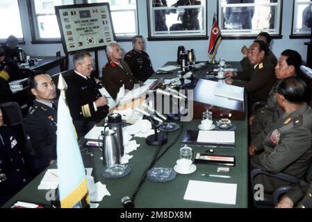 Konteradmiral Larry G. Vogt, Mitte-Links-Mitglied und andere hochrangige Mitglieder des Kommandos der Vereinten Nationen stehen während des Treffens der Militärischen Waffenstillstandskommission 458. an den Verhandlungstischen ihren nordkoreanischen Amtskollegen gegenüber. Das Treffen findet im Gemeinsamen Sicherheitsraum zwischen Nordkorea und Südkorea statt. Basis: Panmunjom Staat: Entmilitarisierte Zone Land: Korea Stockfoto