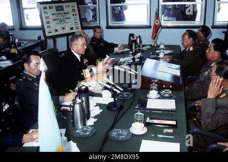 Konteradmiral Larry G. Vogt, Mitte-Links-Mitglied und andere hochrangige Mitglieder des Kommandos der Vereinten Nationen stehen während des Treffens der Militärischen Waffenstillstandskommission 458. an den Verhandlungstischen ihren nordkoreanischen Amtskollegen gegenüber. Das Treffen findet im Gemeinsamen Sicherheitsraum zwischen Nordkorea und Südkorea statt. Basis: Panmunjom Staat: Entmilitarisierte Zone Land: Korea Stockfoto