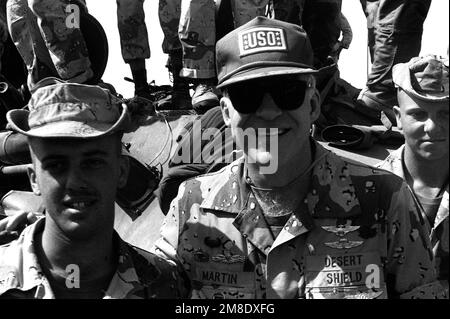 Der Komiker Steve Martin spricht mit einer Gruppe Marines vom 1. Leichten bewaffneten Infanterie-Bataillon (LAI) während der Operation Desert Shield auf einer Tour der United Service Organisations (USO). Betreff Operation/Serie: WÜSTENSCHILD Land: Saudi-Arabien (Sau) Stockfoto
