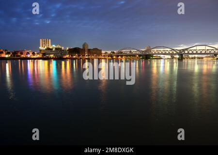 Nachtstadt und Brücke über den Fluss Stockfoto