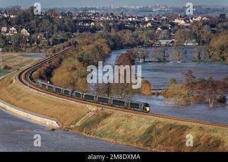 Eisenbahnlinie über den überfluteten Feldern von Newton Meadows zwischen Bath und Saltford Stockfoto