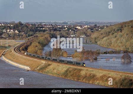 Eisenbahnlinie über den überfluteten Feldern von Newton Meadows zwischen Bath und Saltford Stockfoto
