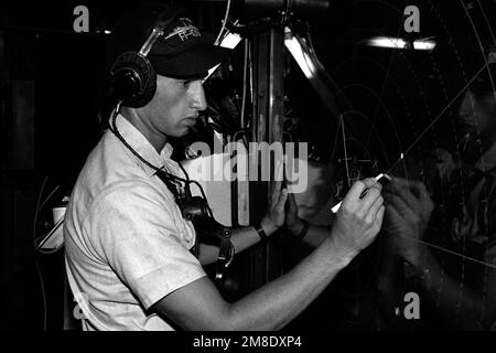 EINSATZSPEZIALIST 2., Klasse Tom Wolfe, United States Naval Reserve, plant einen Schiffskurs auf einem Manöverbrett im Kampfeinformationszentrum an Bord der Fregatte USS MILLER (FF 1091). Land: Pazifik (POC) Stockfoto