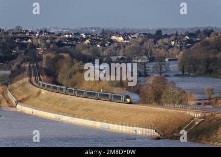 Eisenbahnlinie über den überfluteten Feldern von Newton Meadows zwischen Bath und Saltford Stockfoto