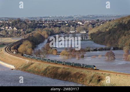 Eisenbahnlinie über den überfluteten Feldern von Newton Meadows zwischen Bath und Saltford Stockfoto