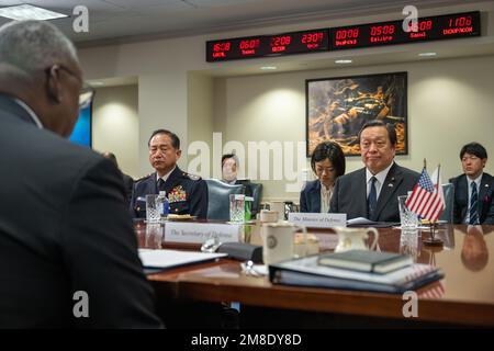 Washington, Vereinigte Staaten Von Amerika. 12. Januar 2023. Washington, Vereinigte Staaten von Amerika. 12. Januar 2023. US-Verteidigungsminister Lloyd Austin, Left, spricht mit japanischem Verteidigungsminister Yasukazu Hamada, Right, während bilateraler Gespräche im Pentagon am 12. Januar 2023 in Washington, DC Credit: TSgt. Jack Sanders/DOD Photo/Alamy Live News Stockfoto