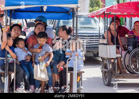 Mexikanische Familie auf einem Dreirad, Yucatan, Mexiko Stockfoto