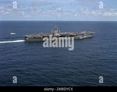 Ein Windhundflugzeug C-2A landet auf einem Cockpit des nuklearbetriebenen Flugzeugträgers USS ABRAHAM LINCOLN (CVN-72), während das Schiff während seiner Umfahrung durch Südamerika unterwegs ist. Land: Atlantik (AOC) Stockfoto