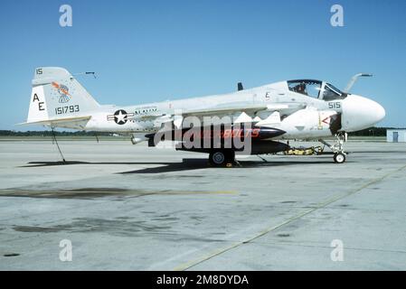 Eine rechte Seitenansicht eines auf der Fluglinie geparkten Angriffsgeschwaders 176 (VA-176) KA-6D. Basis: Marineflugstation, Oceana Bundesstaat: Virginia (VA) Land: Vereinigte Staaten von Amerika (USA) Stockfoto