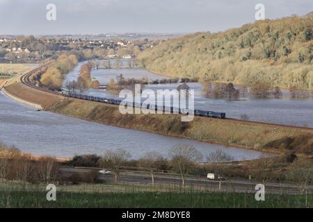 Eisenbahnlinie über den überfluteten Feldern von Newton Meadows zwischen Bath und Saltford Stockfoto