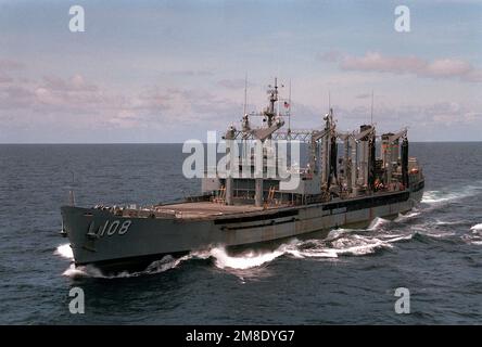 Hafenbogenansicht des Flottenölers USNS PAWCATUCK (T-A0-108) im Gange. Land: Atlantik (AOC) Stockfoto