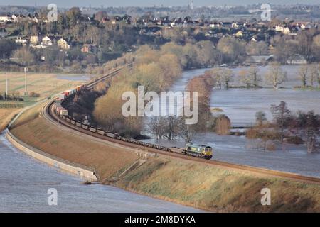 Eisenbahnlinie über den überfluteten Feldern von Newton Meadows zwischen Bath und Saltford Stockfoto