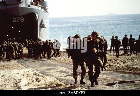 Südkoreanische Marines ziehen den Strand hinauf, nachdem sie während des gemeinsamen südkoreanischen/US-amerikanischen Panzerlandeschiffes HWA SAN (LST-679) von Bord gegangen sind Übung Team Spirit '89. Operation/Serie: MANNSCHAFTSGEIST '89 Basis: Pohang Land: Korea Stockfoto