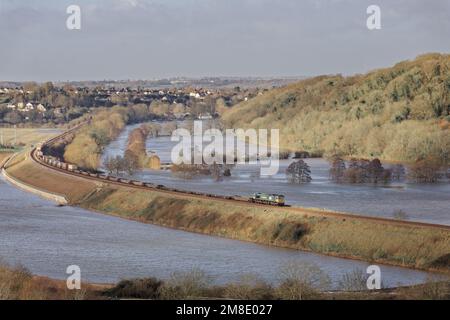 Eisenbahnlinie über den überfluteten Feldern von Newton Meadows zwischen Bath und Saltford Stockfoto