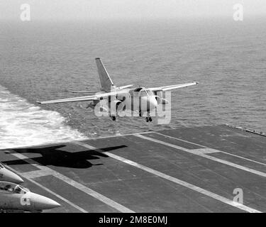 Eine Air Anti-U-Boot-Staffel 29 (VS-29) S-3A Viking landet auf dem Cockpit des nuklearbetriebenen Flugzeugträgers USS ABRAHAM LINCOLN (CVN-72). Land: Atlantik (AOC) Stockfoto