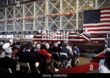 Gouverneur Gaston Caperton aus West Virginia spricht an die Gäste, die sich für die Zeremonie zur Inbetriebnahme des nuklearbetriebenen Unterseeboots USS WEST VIRGINIA (SSBN-736) versammelt haben. Basis: U-Boot-Stützpunkt, Kings Bay Bundesstaat: Georgia (GA) Land: Vereinigte Staaten von Amerika (USA) Stockfoto