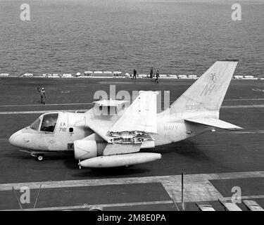 Ein Air Anti-U-Boot Staffel 29 (VS-29) S-3A Viking Flugzeugtaxis auf dem Cockpit des nuklearbetriebenen Flugzeugträgers USS ABRAHAM LINCOLN (CVN-72). Land: Atlantik (AOC) Stockfoto