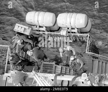 Die Besatzungsmitglieder des Cockpits bleiben auf einem Laufsteg an Bord des nuklearbetriebenen Flugzeugträgers USS ABRAHAM LINCOLN (CVN-72). Land: Atlantik (AOC) Stockfoto