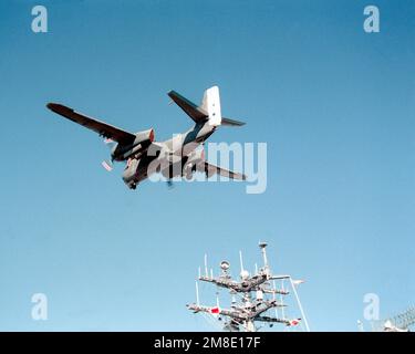Ein S-2-Tracker-Flugzeug der argentinischen Marine überquert den nuklearbetriebenen Flugzeugträger USS ABRAHAM LINCOLN (CVN-72), nachdem er von der Landung auf dem Cockpit des Schiffes abgewinkelt wurde. Das Flugzeug nimmt während der Umfahrung Südamerikas an Landungen auf der LINCOLN Teil. Land: Atlantik (AOC) Stockfoto