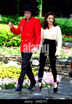 18. April 1995, Los Angeles, Kalifornien, USA: MICHAEL JACKSON und seine Frau LISA MARIE PRESLEY auf der Neverland Ranch in Kalifornien. Er eröffnete die Ranch für Hunderte von Kindern, die von seiner Wohltätigkeitsorganisation „World Children“ unterstützt wurden. (Kreditbild: © Globe Photos/ZUMA Wire) NUR REDAKTIONELLE VERWENDUNG! Nicht für den kommerziellen GEBRAUCH! Stockfoto