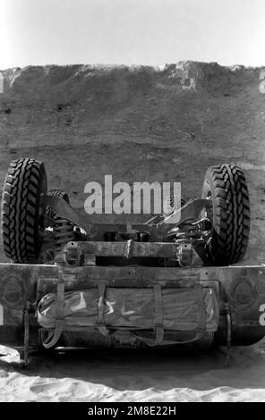 Heck eines umgestürzten M998 High-Mobility Multipurpose Wheeled Vehicle (HMMWV). Klippe im Hintergrund. Land: Saudi-Arabien (Sau) Stockfoto