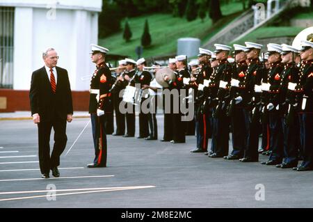 Der Marineminister H. Lawrence Garrett III bewertet eine Marine-Einheit als US-Einheit Die Navy Band spielt im Hintergrund im Hauptquartier der Alliierten Streitkräfte Süd. Basis: Neapel Land: Italien (ITA) Stockfoto