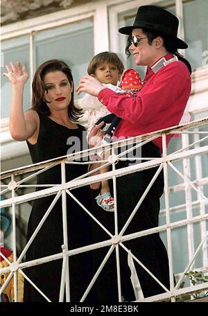 1994, Budapest, Ungarn: MICHAEL JACKSON und Frau LISA MARIE PRESLEY besuchen in Budapest das Bethesda Hospital for Children with Liver Cancer. (Kreditbild: © Globe Photos/ZUMA Wire) NUR REDAKTIONELLE VERWENDUNG! Nicht für den kommerziellen GEBRAUCH! Stockfoto