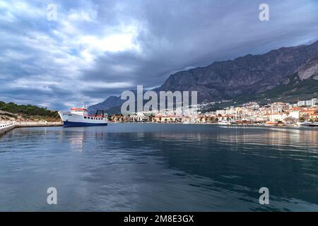 Blick auf den Makarska-Ufer und die Fähre MITO Stockfoto