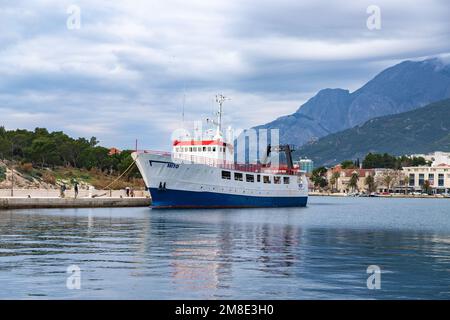 Blick auf den Makarska-Ufer und die Fähre MITO Stockfoto