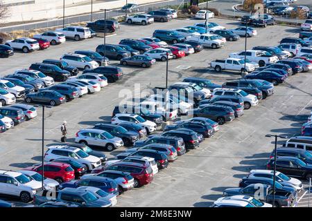 Langzeitparkplatz des internationalen Flughafens San Jose Mineta aus der Vogelperspektive - San Jose, Kalifornien, USA - 2022 Stockfoto
