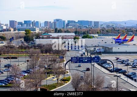 Luftaufnahme der Airport Boulevard Road in Richtung San Jose Downtown. Fahrzeuge vom internationalen Flughafen San Jose Mineta - San Jose, Kalifornien, USA - D Stockfoto