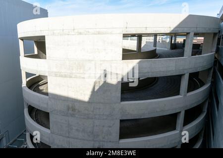 Kreisförmige spiralförmige Parkrampe an mehrstöckiger Parkgarage. Stockfoto