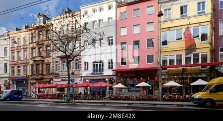 Köln, Deutschland, 11. Januar 2023: Viele Restaurants im belgischen Stadtteil köln, die im Freien speisen Stockfoto