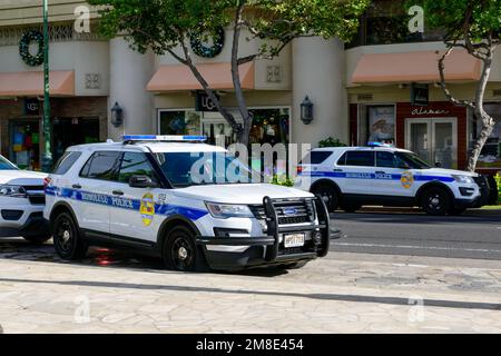 Polizeiautos des Honolulu Police Department parken im Waikiki Viertel auf der Kalakaua Avenue - Honolulu, Hawaii, USA - 2022 Stockfoto