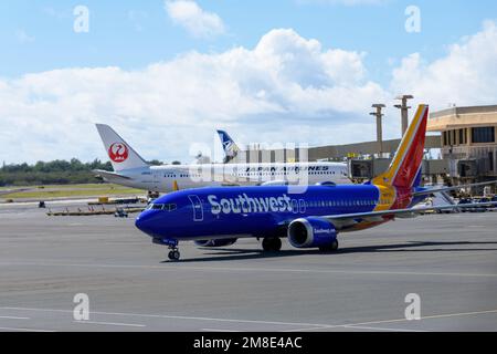 Southwest Airlines Flugzeug Boeing 737 MAX 8 mit Zulassungsnummer N8757L, Taxing am Daniel K. Inouye International Airport - Honolulu, Hawaii, USA Stockfoto