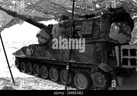Eine R-Batterie, 5. Bataillon, 11. Marineregiment, 1. Marine Division, 155mm M-109A1 selbstfahrende Haubitze sitzt während der Operation Desert Shield unter einem Tarnnetz. Betreff Operation/Serie: WÜSTENSCHILD Land: Saudi-Arabien (Sau) Stockfoto