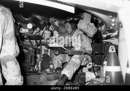 Die Besatzung einer R-Batterie, 5. Bataillon, 11. Marineregiment, 1. Division, 155mm M-109A1, 155mm selbstfahrende Haubitze bereitet sich auf eine Feuermission während der Operation Desert Shield vor. Betreff Operation/Serie: WÜSTENSCHILD Land: Saudi-Arabien (Sau) Stockfoto