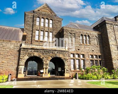Fassade und Außenansicht des Bernice Pauahi Bishop Museums - Honolulu, Hawaii, USA - Dezember 2022 Stockfoto