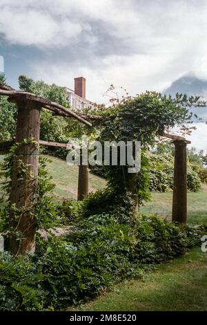 In einem italienischen Garten auf dem Codman Estate steht ein Trellis aus Steintrauben. Lincoln, Massachusetts. Das Bild wurde auf analogem Film aufgenommen. Stockfoto