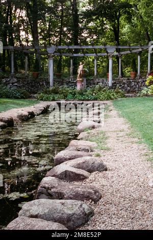 Ein Wasserspiel im italienischen Garten mit einer Statue und einem Gitter am Ende des Codman Estate. Lincoln, Massachusetts. Das Bild wurde aufgenommen Stockfoto