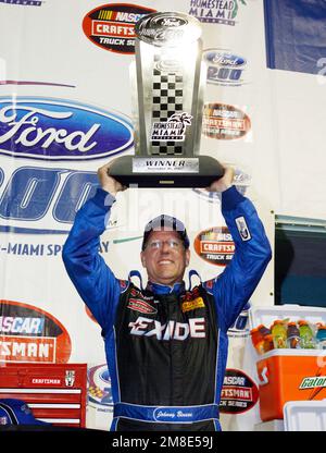 Miami, Florida, USA. 16. November 2007. 16. November 2007 - Miami, Florida, USA: Johnny Benson feiert den Sieg der Fors 200 auf dem Homestead Miami Speedway. (Kreditbild: © Walter G. Arce Sr./ZUMA Press Wire) NUR REDAKTIONELLE VERWENDUNG! Nicht für den kommerziellen GEBRAUCH! Stockfoto