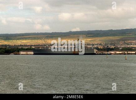 Hafenstrahl-Ansicht eines im Hafen angedockten Versorgungsschiffs des Sealift-Kommandos. Basis: Marinestützpunkt, Pearl Harbor Bundesstaat: Hawaii(HI) Land: Vereinigte Staaten von Amerika (USA) Stockfoto