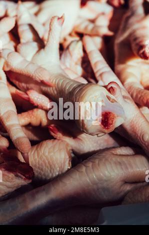 Hähnchenfüße auf dem Straßenmarkt, um exotische Gerichte mit hohem Kollagengehalt in Minas Gerais, Brasilien, herzustellen - bewusst selektiver Fokus Stockfoto