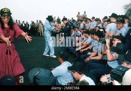 Zwei der Pointer Sisters tanzen mit einigen Crewmitgliedern an Bord des Kampfladenschiffs USS SAN JOSE (AFS-7), während sie während der Operation Desert Shield in einer United Service Organizations (USO) Show auftreten. Betroffene Operation/Serie: WÜSTENSCHILD Land: Unbekannt Stockfoto