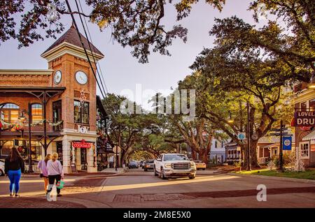 Einkaufsbummel auf der Washington Avenue am 28. Dezember 2022 in Ocean Springs, Mississippi. Ocean Springs hat zahlreiche Auszeichnungen gewonnen. Stockfoto