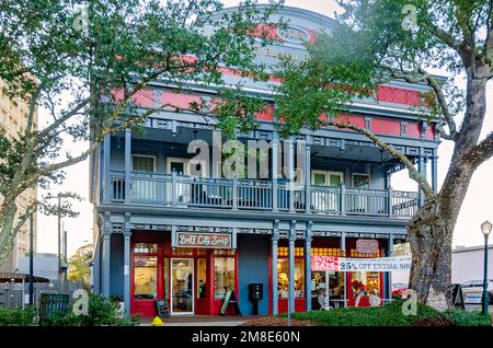 Die H.F. Das Russell Building ist an der Washington Avenue, 28. Dezember 2022, in Ocean Springs, Mississippi, zu sehen. Ocean Springs hat zahlreiche Auszeichnungen gewonnen. Stockfoto